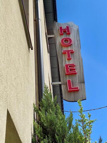 a neon sign on the side of a building at Hotel Bida z Nędzą in Ożarów Mazowiecki