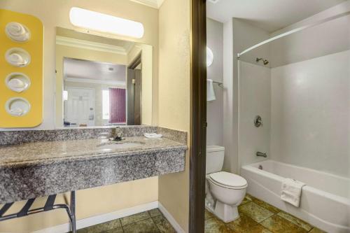 Motel 6-Fresno, CA - Belmont Ave tesisinde bir banyo