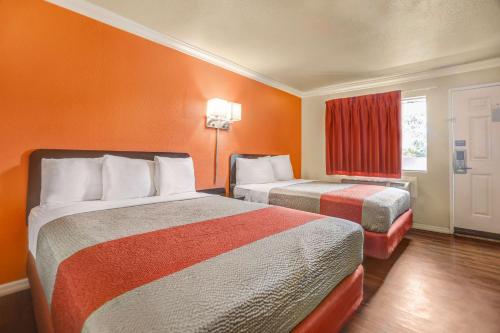 Tempat tidur dalam kamar di Motel 6-Fresno, CA - Belmont Ave
