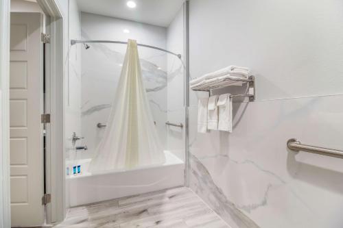uma casa de banho com chuveiro e cortina de chuveiro em Studio 6 Deer Park, Tx em Deer Park