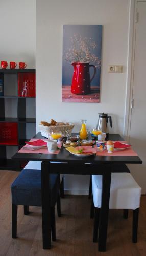 a black table with food on top of it at Bed and Breakfast de Meule Montfort in Montfort