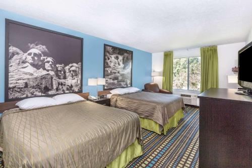 Un pat sau paturi într-o cameră la Super 8 by Wyndham North Sioux City