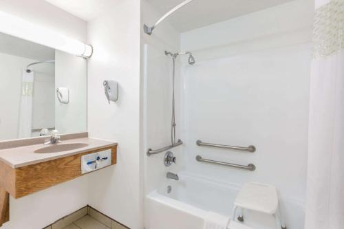 Ванна кімната в Super 8 by Wyndham North Sioux City