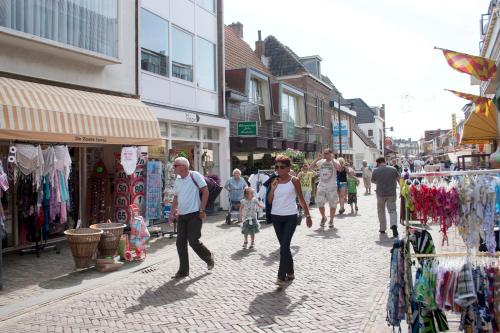 a group of people walking down a street at Heerlijke vakantiehuizen in Egmond in Egmond aan Zee