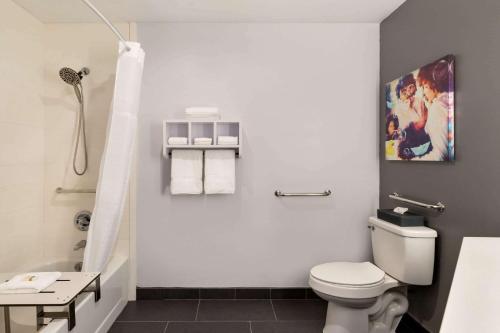 Ένα μπάνιο στο La Quinta inn & suites by Wyndham Dothan