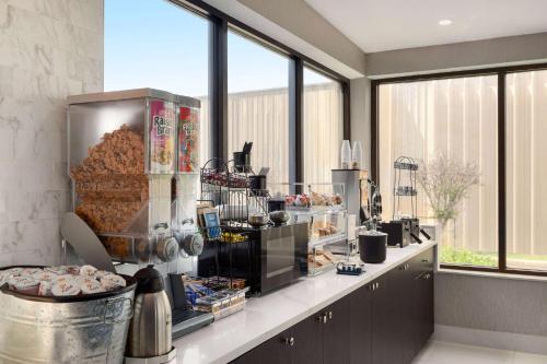 Η κουζίνα ή μικρή κουζίνα στο La Quinta inn & suites by Wyndham Dothan