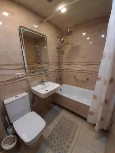 y baño con aseo, lavabo y bañera. en Apartment on Tumanyan, en Ereván