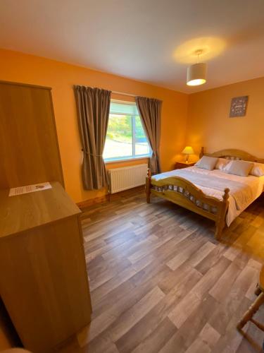 Postel nebo postele na pokoji v ubytování Heather Cottage, Creeslough