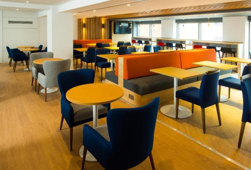 A restaurant or other place to eat at Holiday Inn Express Swindon City Centre, an IHG Hotel 