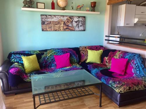 un soggiorno con divano e tavolo di Cozy studio in benajarafe with chimney a Benajarafe