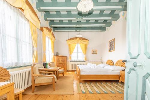 1 dormitorio con 2 camas y techo azul en Libušín & Maměnka národní kulturní památky en Prostřední Bečva