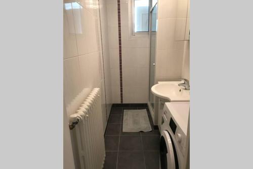 une salle de bain avec un lavabo, des toilettes et un miroir dans l'établissement Logement 6P BALCON/ MODERNE HYPER CENTRE, à Caen