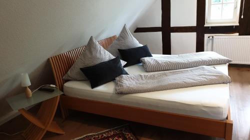 Bett mit Kissen darüber in einem Zimmer in der Unterkunft Schlossblick Herborn in Herborn
