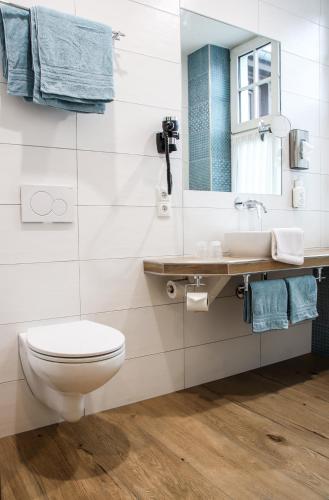 a bathroom with a toilet and a sink at AKZENT Hotel Restaurant Roter Ochse Rhens bei Koblenz in Rhens