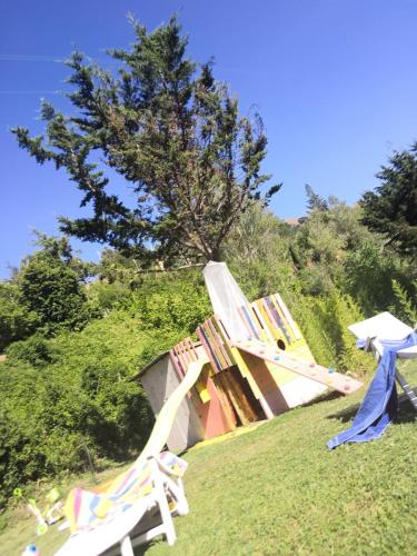 a group of chairs sitting on top of a hill at Villa per gruppi fino a 20 persone, con piscina privata, camino e grande giardino nelle colline marchigiane in Pian di Mulino