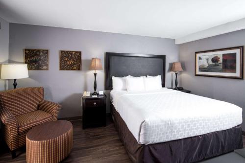 سرير أو أسرّة في غرفة في Clarion Hotel & Conference Center Leesburg