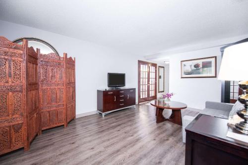 a living room with a bed and a table at Clarion Hotel & Conference Center Leesburg in Leesburg