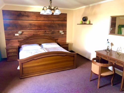 Een bed of bedden in een kamer bij Nagybajcsi Lovaspark és Otthon vendégház