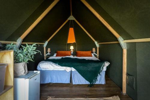 Un pat sau paturi într-o cameră la Pop-up glamping - Buurman's Awajitentje 2-4 pers