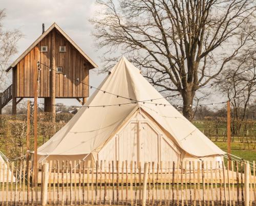 Gallery image of Pop-up glamping - Buurvrouws' Belltentje 2-4 pers in Zuna