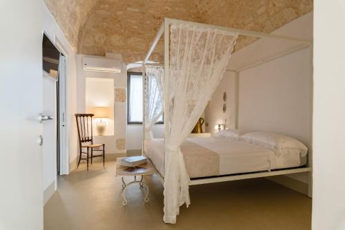 Tempat tidur dalam kamar di Cementine Traditional Suites by Wonderful Italy