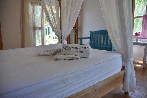 Letto o letti in una camera di Bellerofon Beach Otel