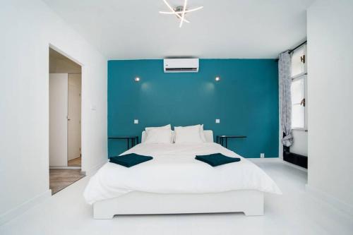 Postel nebo postele na pokoji v ubytování Old Town 1 Bedroom Oasis with AC and Double Shower