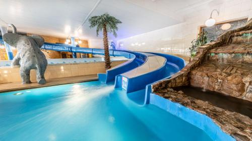 Bazén v ubytovaní Hotel Gołębiewski Białystok alebo v jeho blízkosti