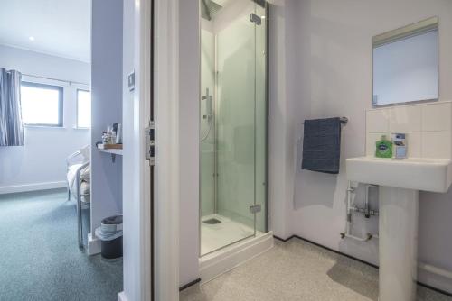 A bathroom at No 10 Ocean Cabins - Saundersfoot Harbour - Saundersfoot