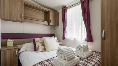 - une petite chambre avec un lit et 2 chaises dans l'établissement Hotel du Van, à Poole