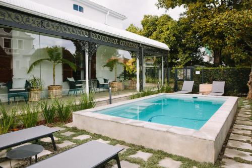 een zwembad in de achtertuin van een huis bij Heritage House in Stellenbosch
