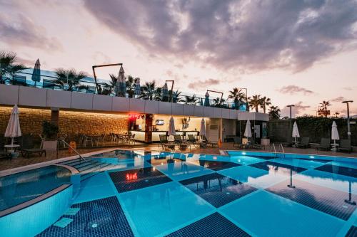 una gran piscina frente a un edificio en Sunprime C-Lounge - Adult Only en Alanya