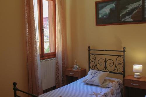 a bedroom with a bed and a window at Affittacamere Il Veliero in Duino