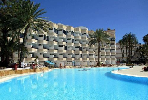 una gran piscina frente a un hotel en Sweet Estudio Playa Del Ingles II en San Bartolomé