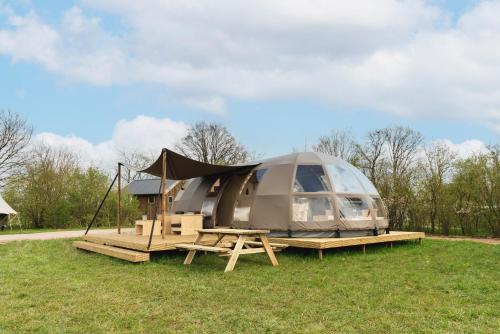 a yurt with a picnic table in a field at Vakantiepark Mölke in Zuna