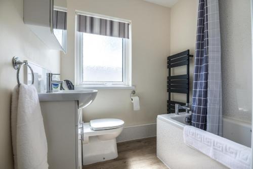 Koupelna v ubytování The Cwtch - 3 Bedroom Holiday Home - Pentlepoir