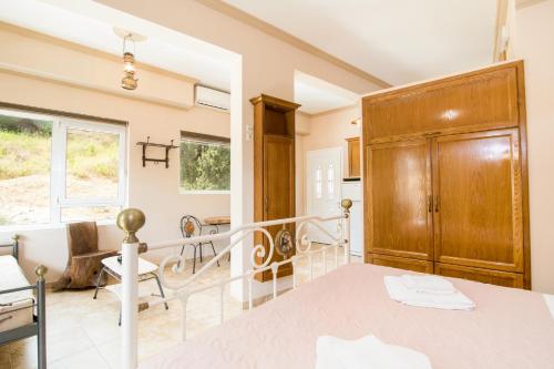 um quarto com uma cama e um grande armário de madeira em Kadith Studio - Agios Gordios em Agios Gordios