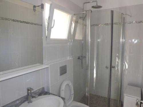 La salle de bains est pourvue d'une douche, de toilettes et d'un lavabo. dans l'établissement LES TERRASSES D ACQUACITOSA, à SERRA DI FIUMORBO