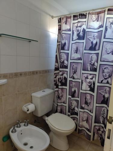 y baño con aseo y cortina de ducha. en Moreno1300/9 en Rosario