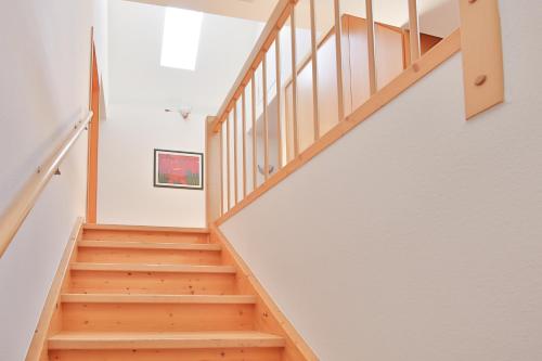 una escalera en una casa con suelo de madera en Landgasthof zur Sonne, en Auggen
