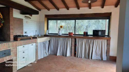 Cucina o angolo cottura di Villa Lorenzo con wi-fi, aria condizionata, posto auto