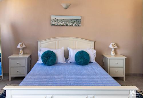 1 dormitorio con 1 cama con sábanas y almohadas azules en M&A, en Casamassima