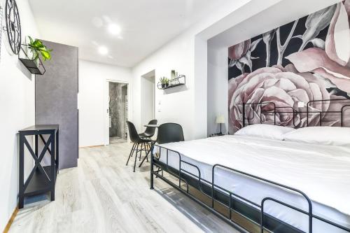 um quarto com uma cama e um quadro na parede em MonCherry em Zagreb