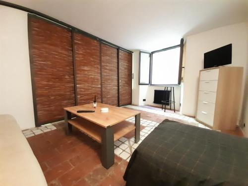 a living room with a bed and a table at Lerici Home in Lerici