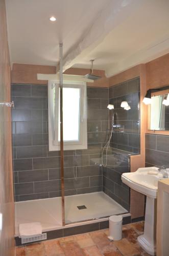 une salle de bain avec douche et lavabo dans l'établissement Le Jas des Parpaillous, à LʼIsle-sur-la-Sorgue