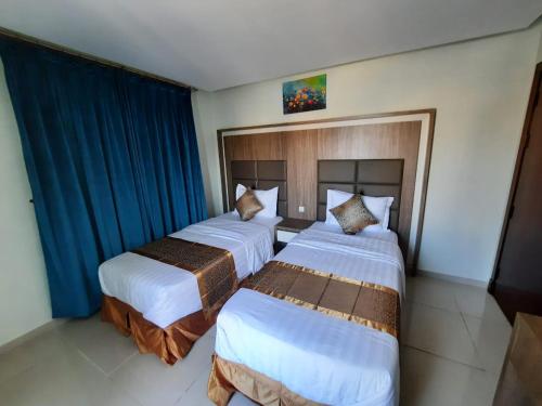 En eller flere senge i et værelse på فندق سمأ الرفاع 2