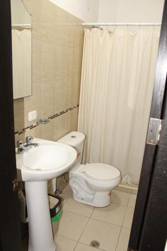 een badkamer met een toilet en een wastafel bij Departamentos de 2 y 3 Habitaciones en el Centro de MANTA in Manta