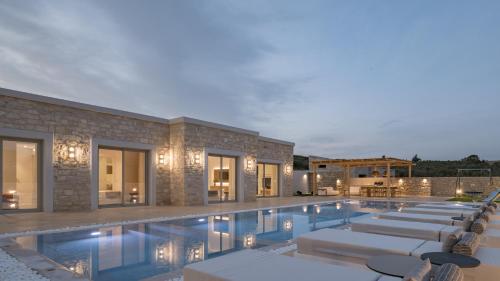 Πισίνα στο ή κοντά στο Ayali Villa I, a divine luxury homestay, By ThinkVilla