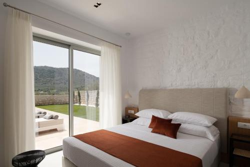 Un pat sau paturi într-o cameră la Ayali Villa I, a divine luxury homestay, By ThinkVilla