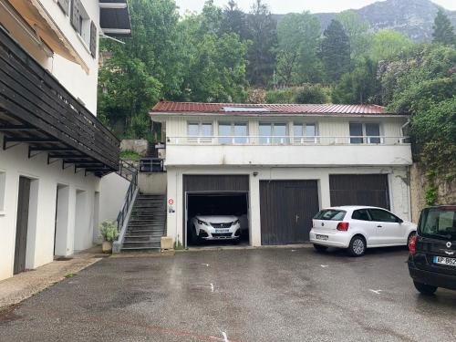 Gallery image of Veyrier-du-Lac ANNECY proche plage 1Garage Terrasse vue lac Climatisation in Veyrier-du-Lac